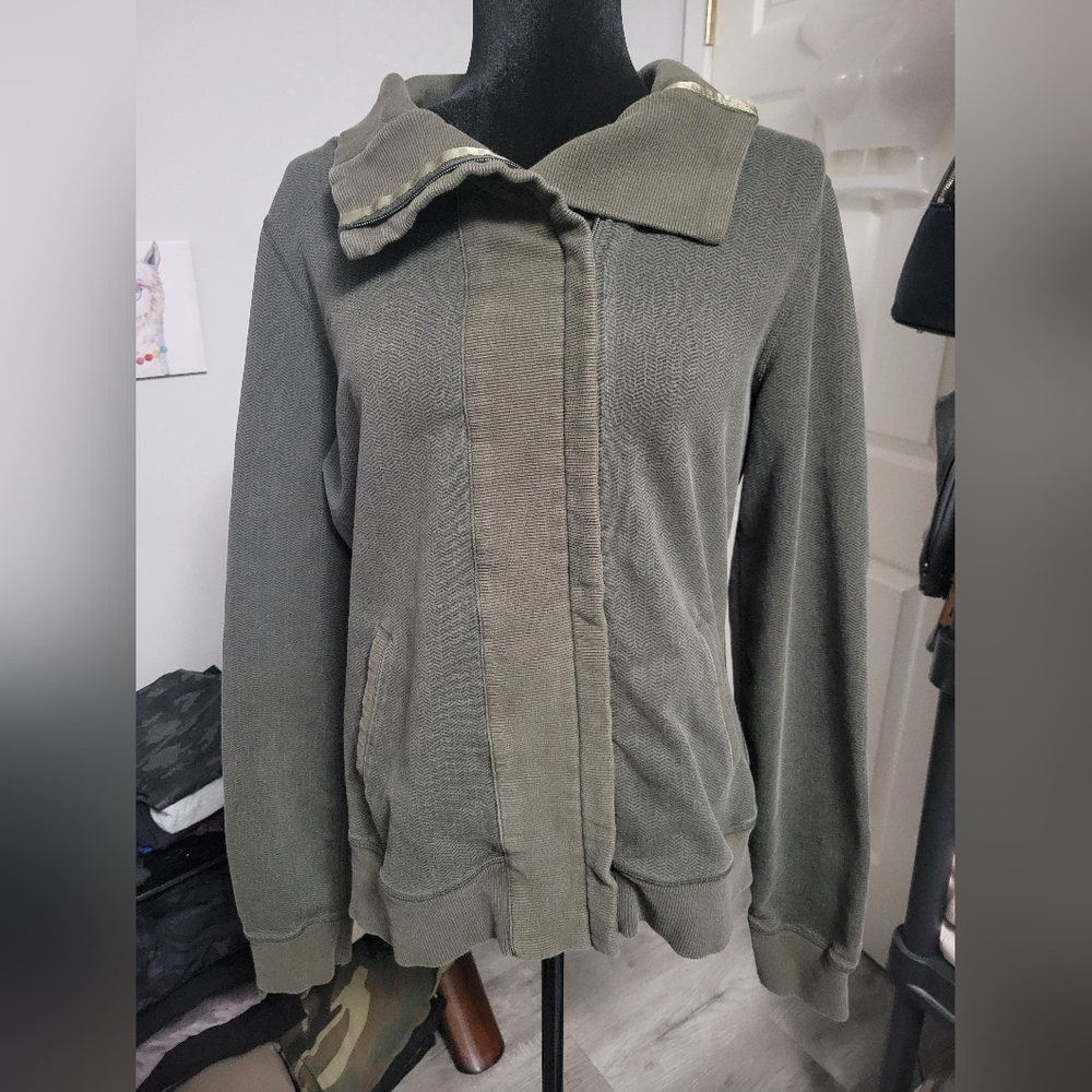 Lululemon Size Large Zip Up Green Jacket With Quilting Patches On Back Of Sleeve